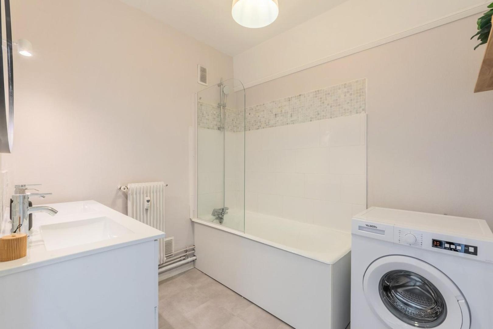 Spacious 3 Bedroom Apartment & Private Parking! Lambersart Екстериор снимка